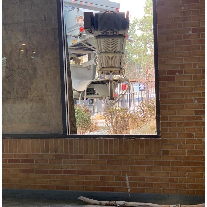 Transport et épandage de sable par camions Stone Slinger.